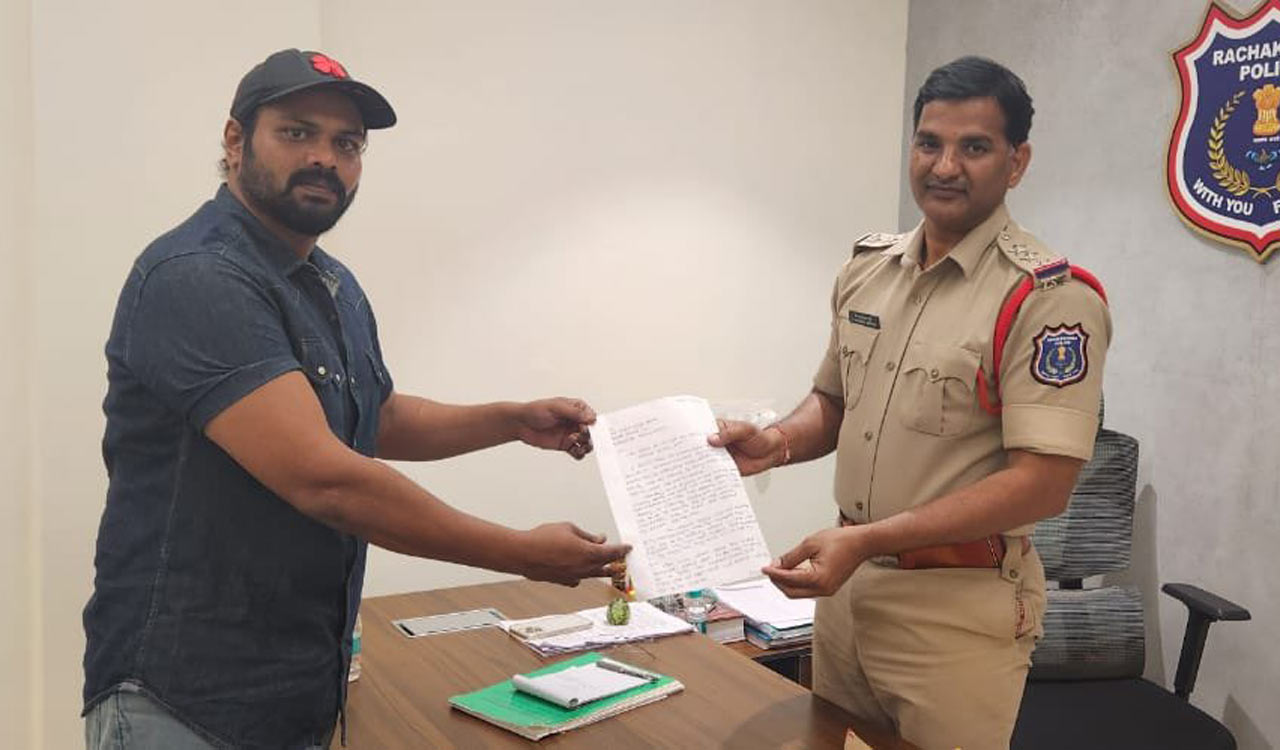Tollywood actors Mohan Babu, son Manchu Manoj lodge police complaints against eachother