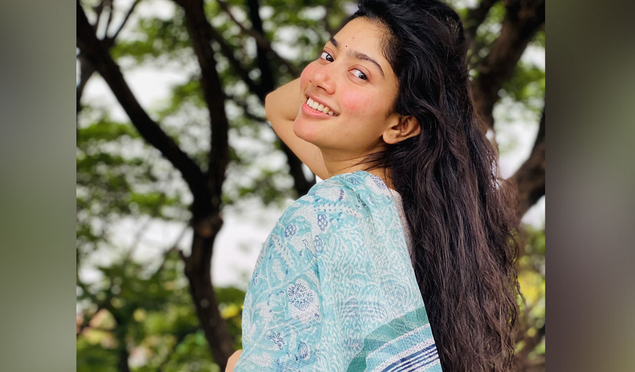 Sai Pallavi visits Kashi Vishwanath temple in Varanasi, sees Ganga aarti at the ghat