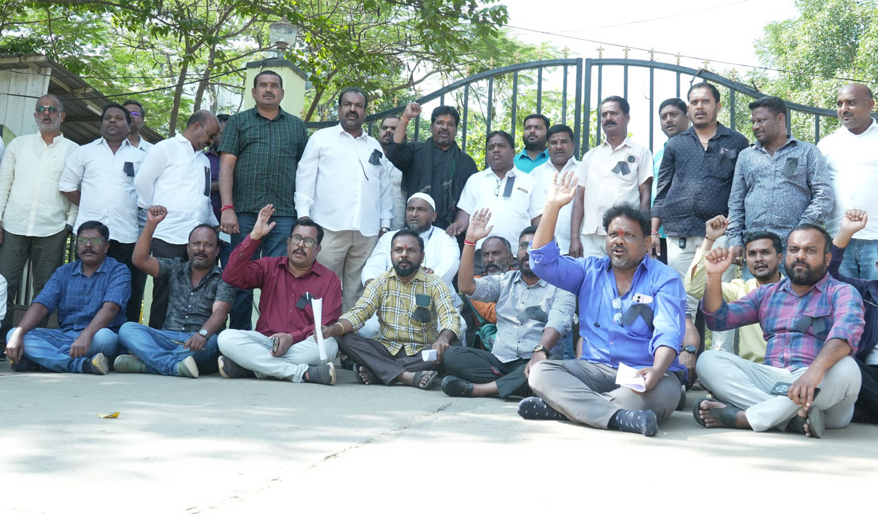 Condemning attack on journalists by Mohan Babu, TWJU stage protest at Sanagreddy collectorate