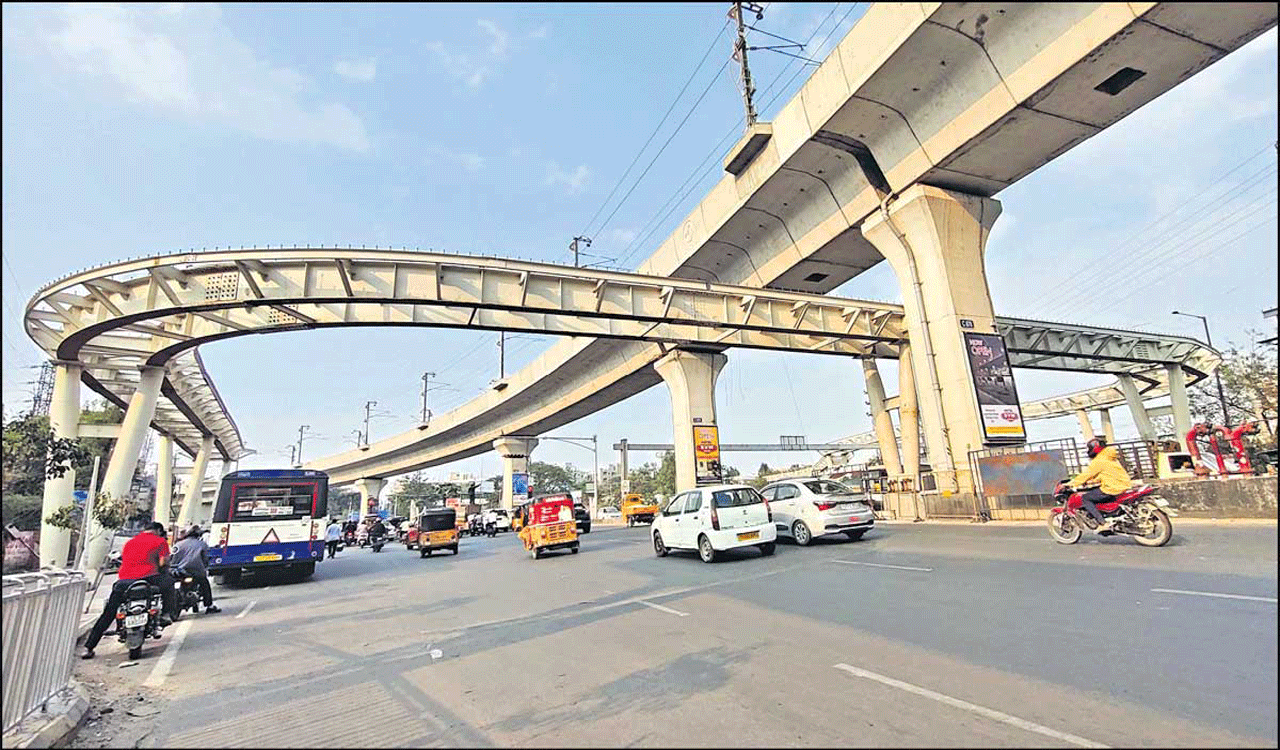 Man jumps from Uppal skywalk, escapes with injuries