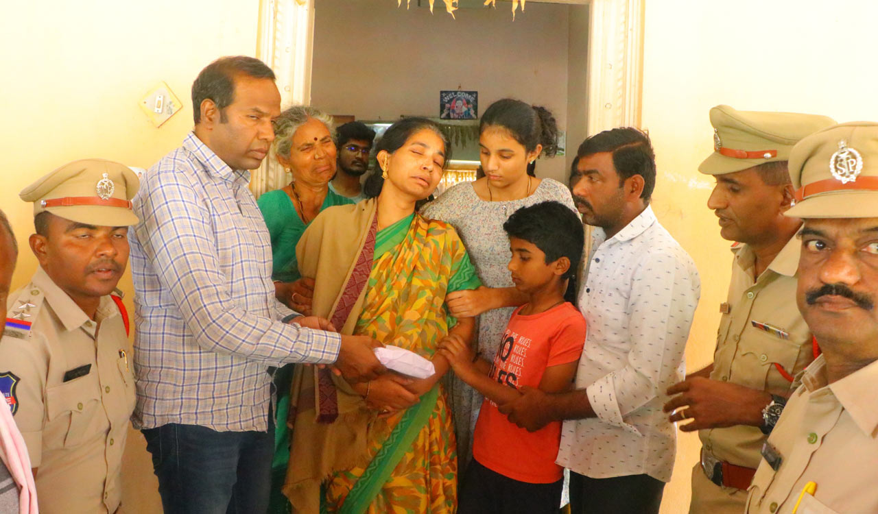 Colleagues extend support to bereaved families of constables in Siddipet
