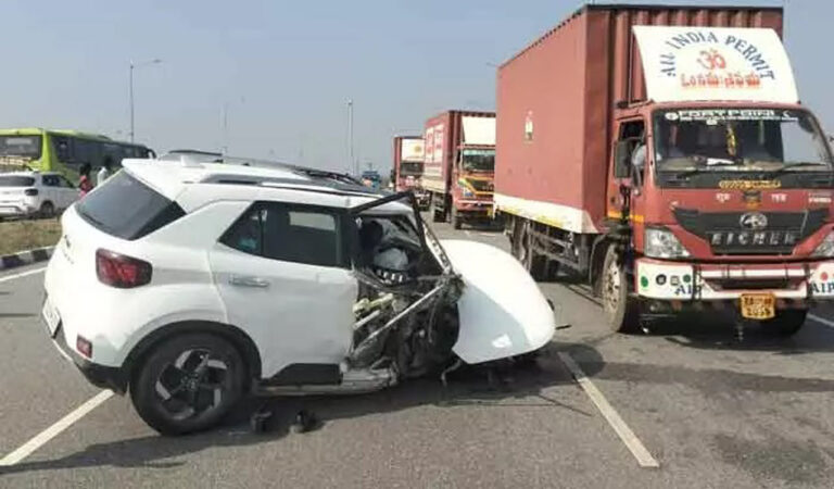 Kusumanchi police reached the spot and rushed the injured persons in both the cars to Government General Hospital for treatment.