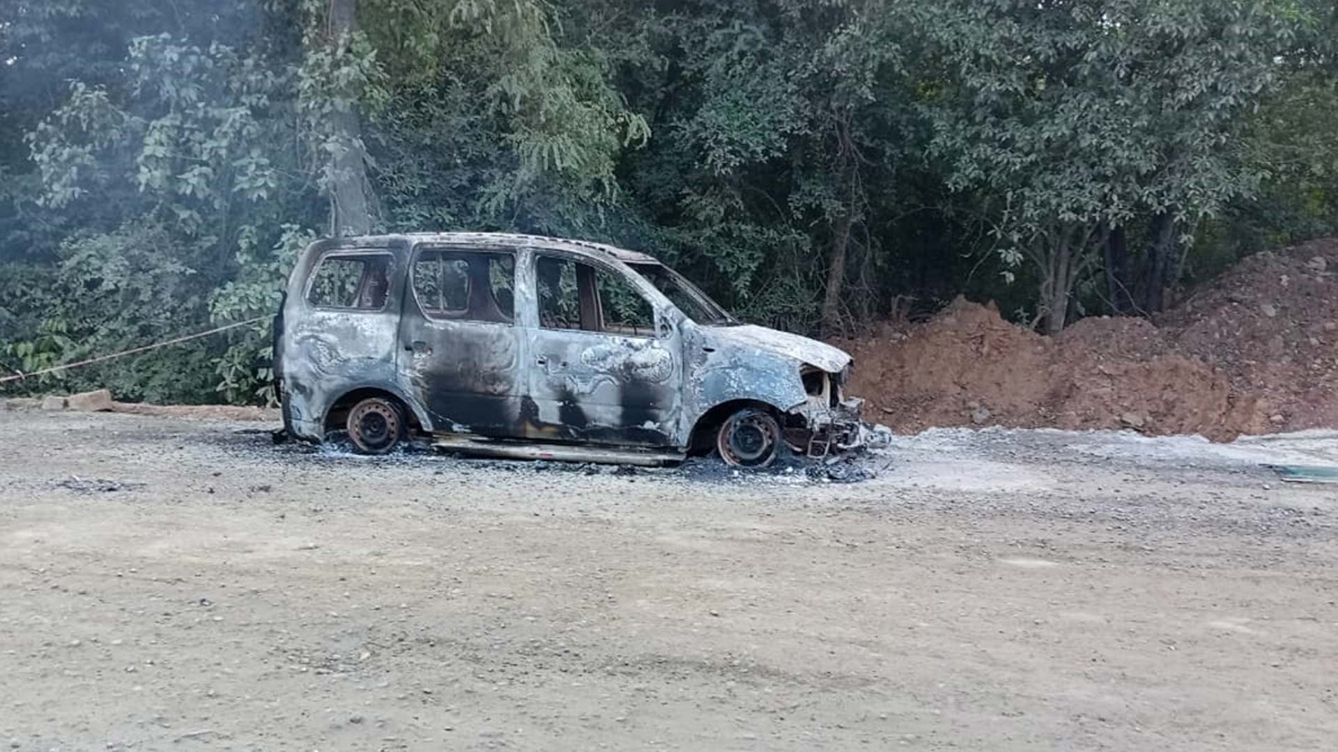 Maoists set car on fire on Telangana-AP border