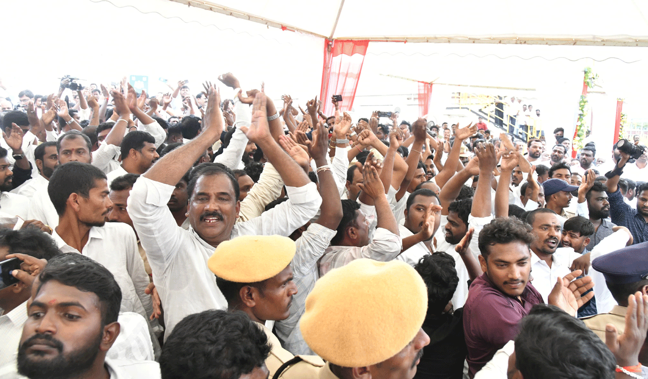 Police lathicharges Congress cadre fighting during CM’s visit to Siddipet