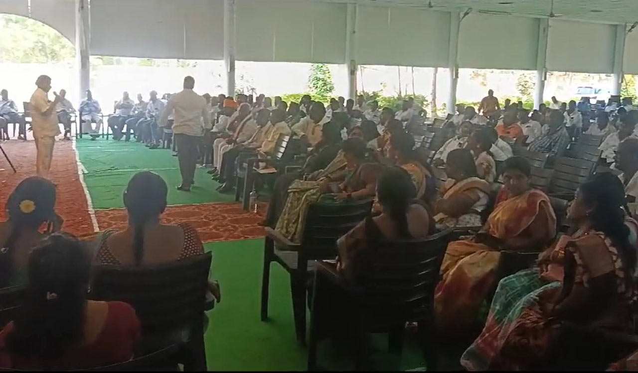 Karimnagar: Congress activists raise voice against party leadership