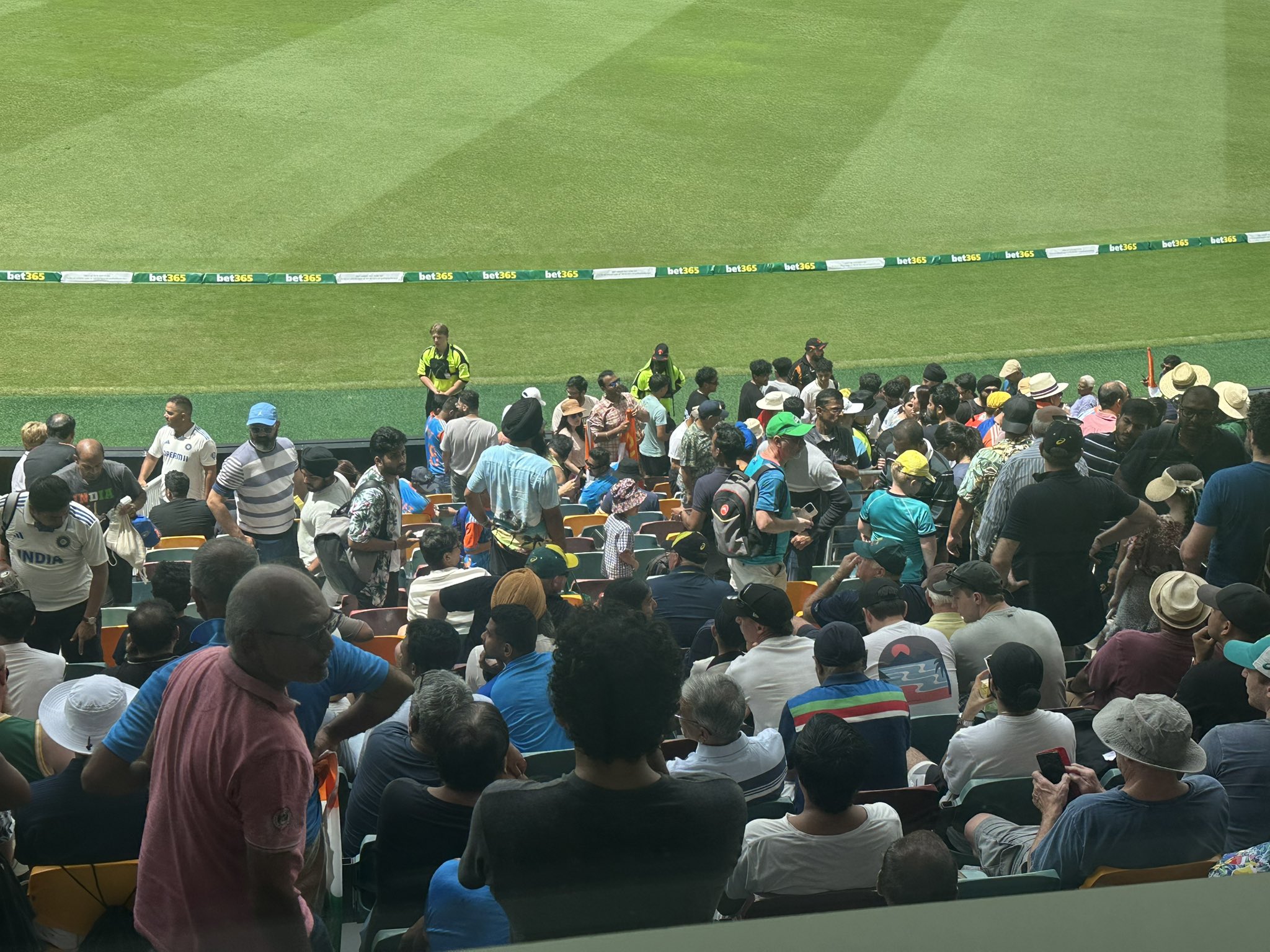 Lightning halts India Australia test match in Gabba