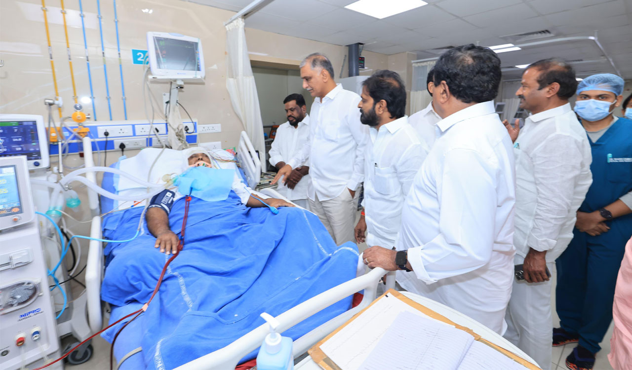 Harish Rao, others visit former MP Manda Jaganatham at NIMS