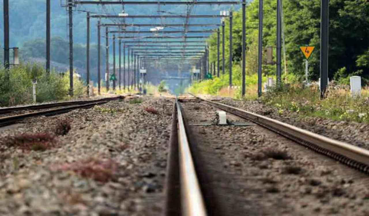 Hyderabad: Unable to find job, 25-year-old ends life by jumping in front of train