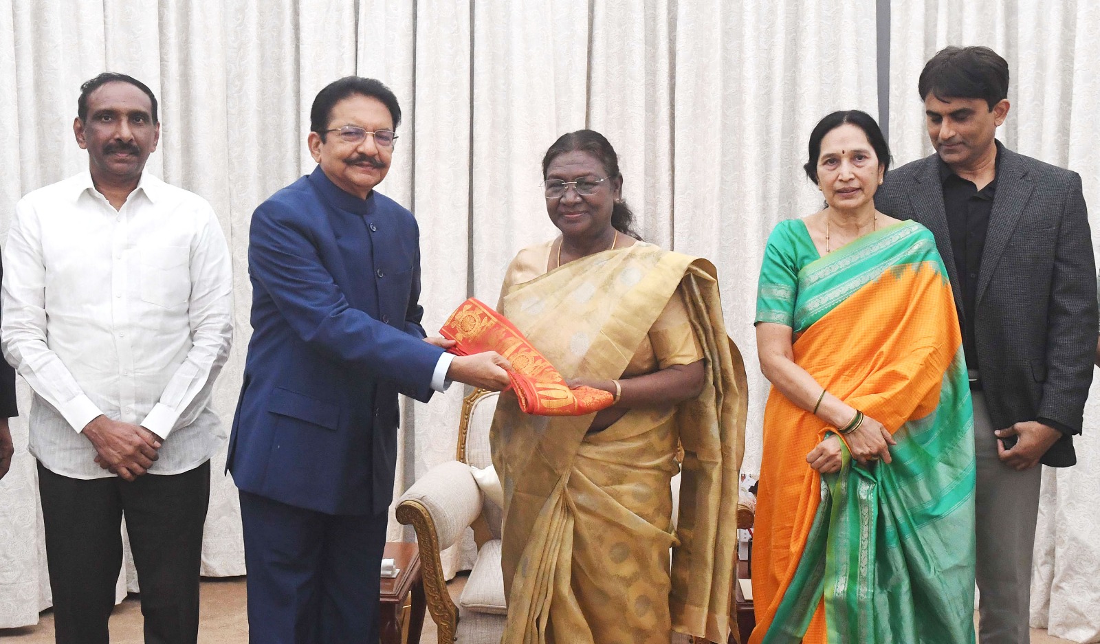 Former Maharashtra Governor Ch Vidyasagar Rao meets President Draupadi Murmu, gifts autobiography ‘Unika’