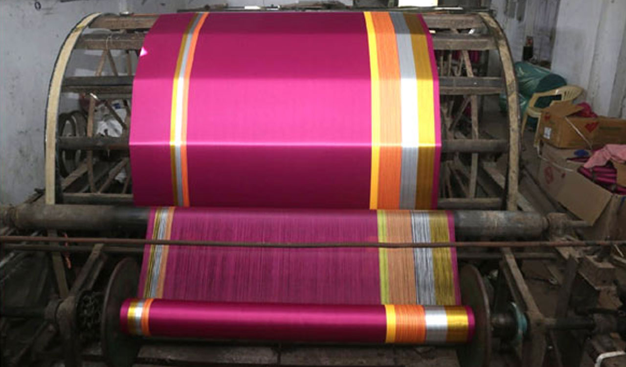 Tamil Nadu Govt comes to rescue of Sircilla weavers, even as Telangana Govt remains mute on CM’s promise