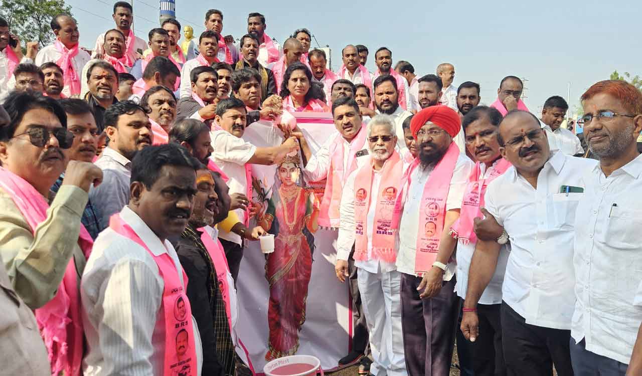 BRS performs palabhishekam to Telangana Thalli in Karimnagar