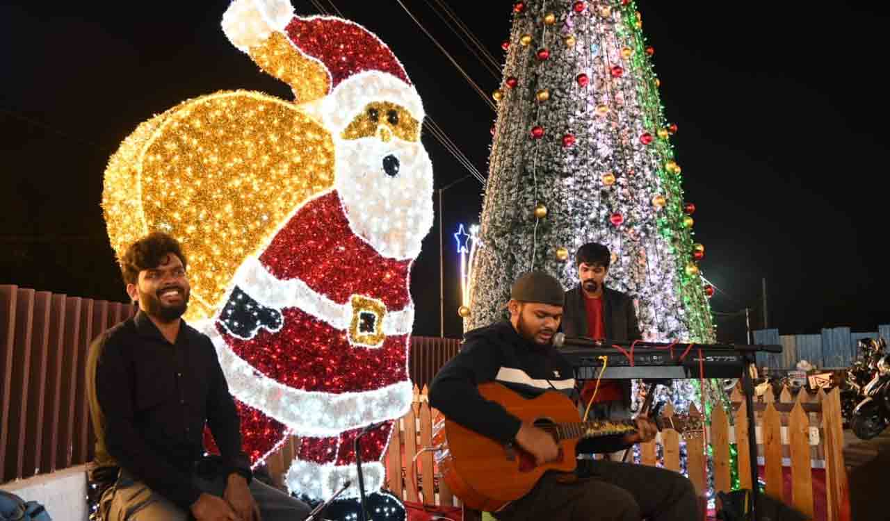 Bathed in Yuletide spirit, people in Hyderabad celebrate Christmas