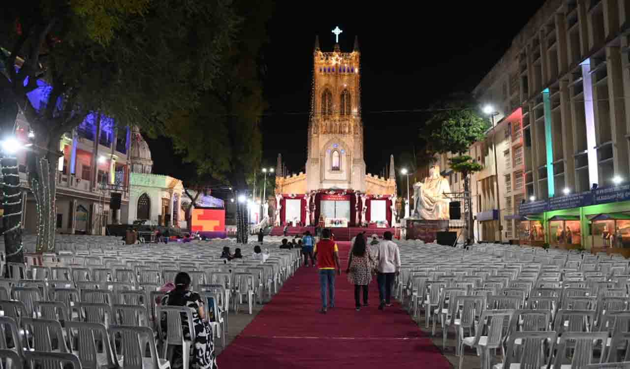 Bathed in Yuletide spirit, people in Hyderabad celebrate Christmas