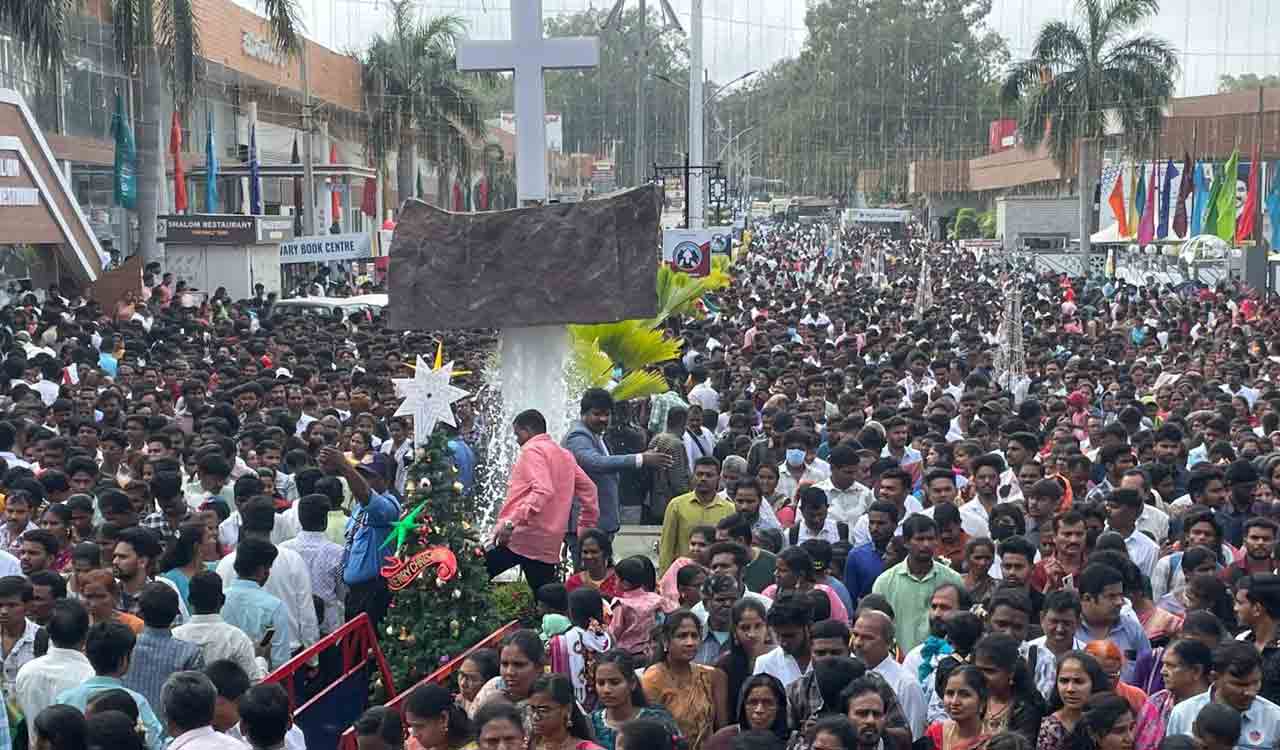 Bathed in Yuletide spirit, people in Hyderabad celebrate Christmas