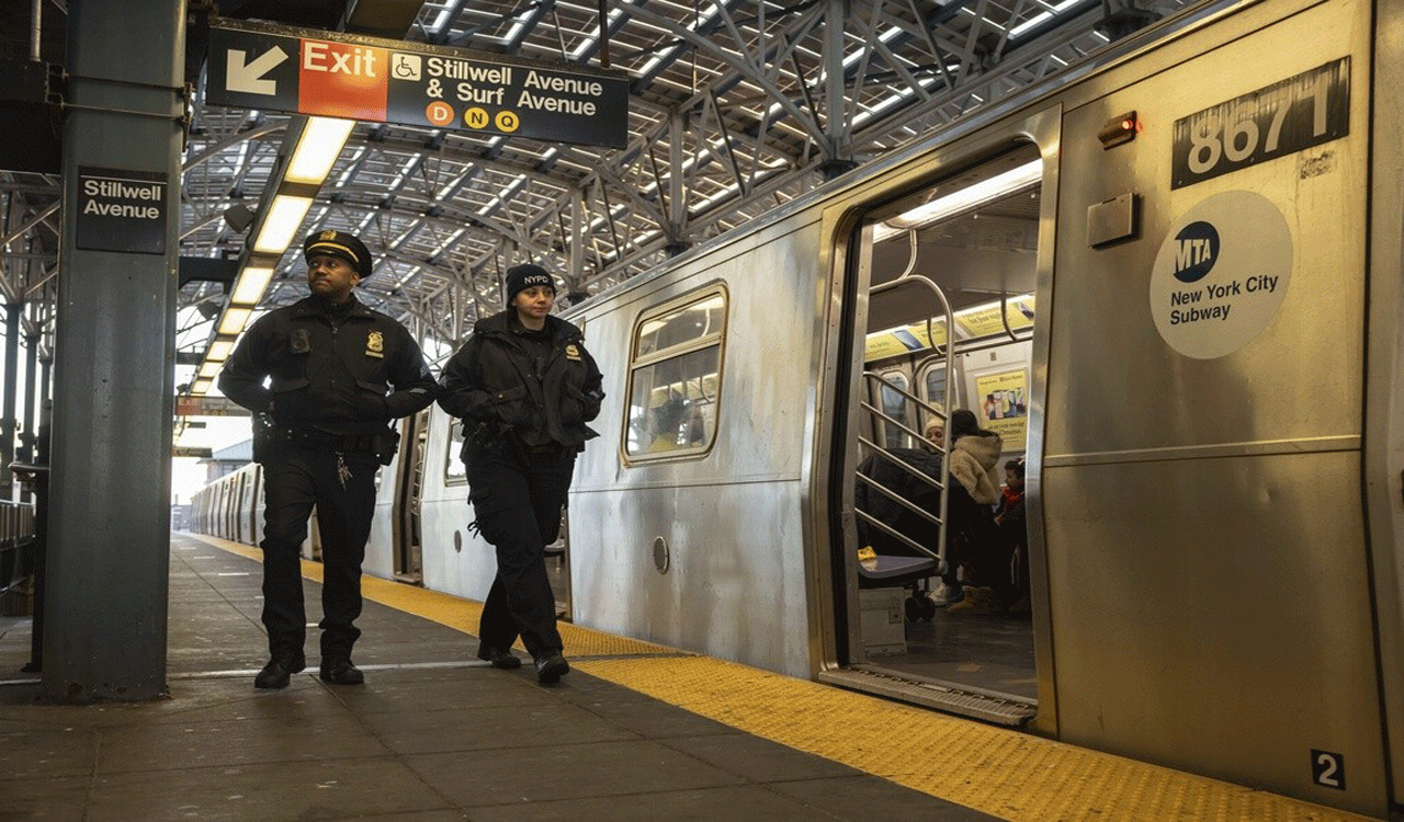 As New York gets ready for New Year’s Eve, man is seriously injured after being pushed onto subway rails, police say