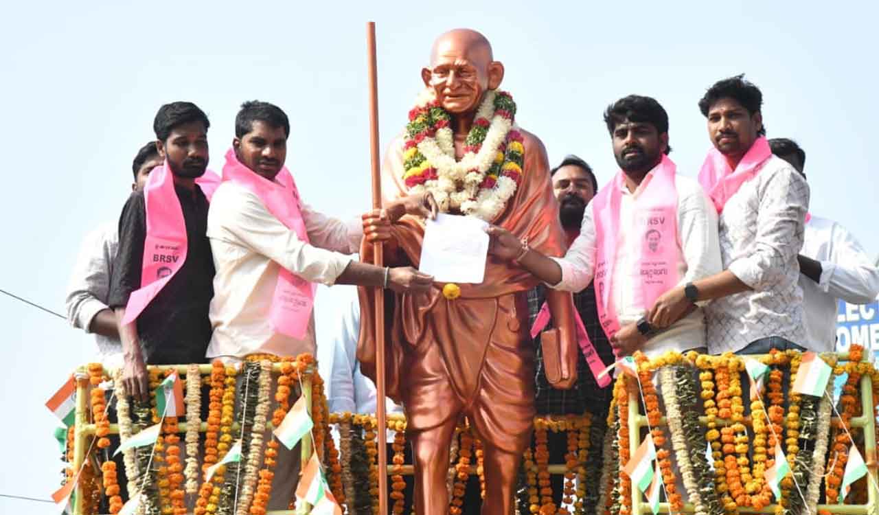 BRS leaders’ unique protest against Congress government in Telangana