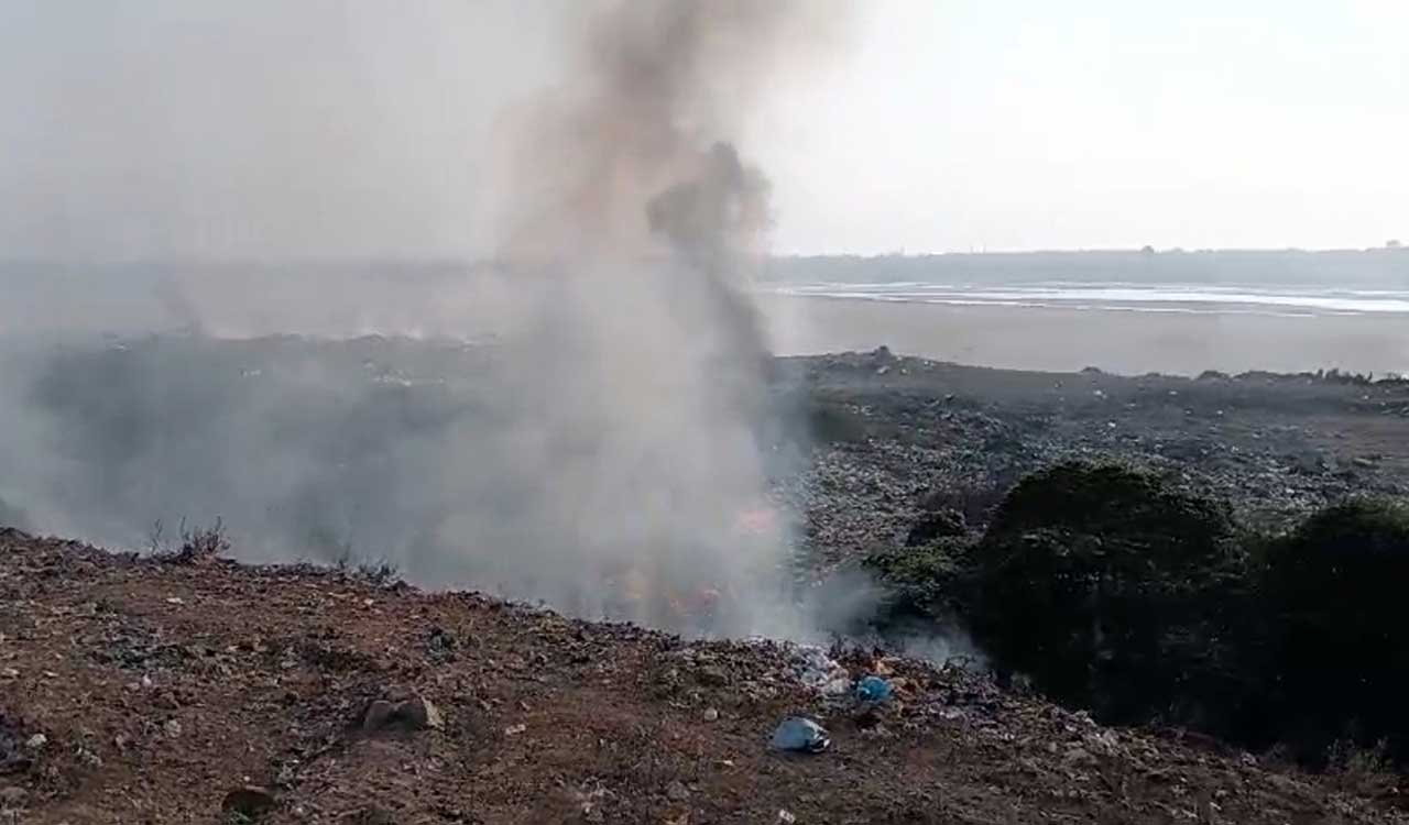 Garbage burning goes unabated on Godavari banks, Bhadrachalam residents face health hazards