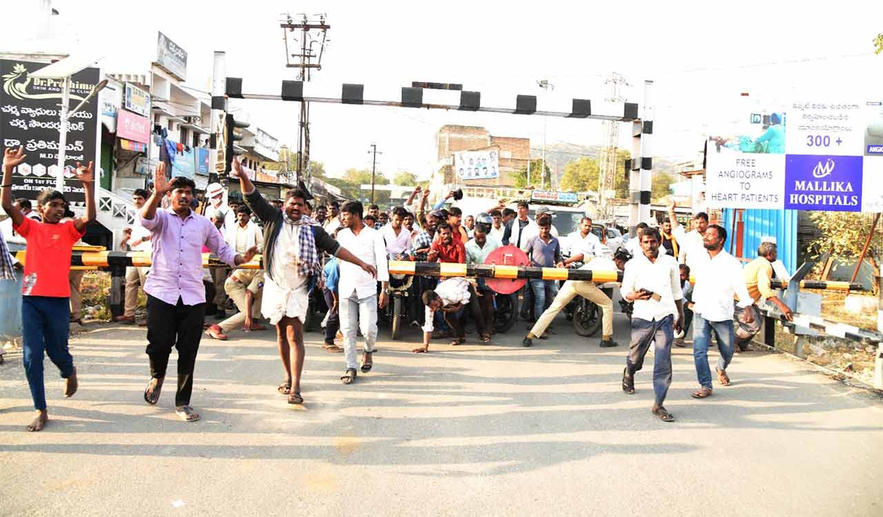 Mahabubnagar: Farmers protest groundnut price crash, squat on rail tracks in protest