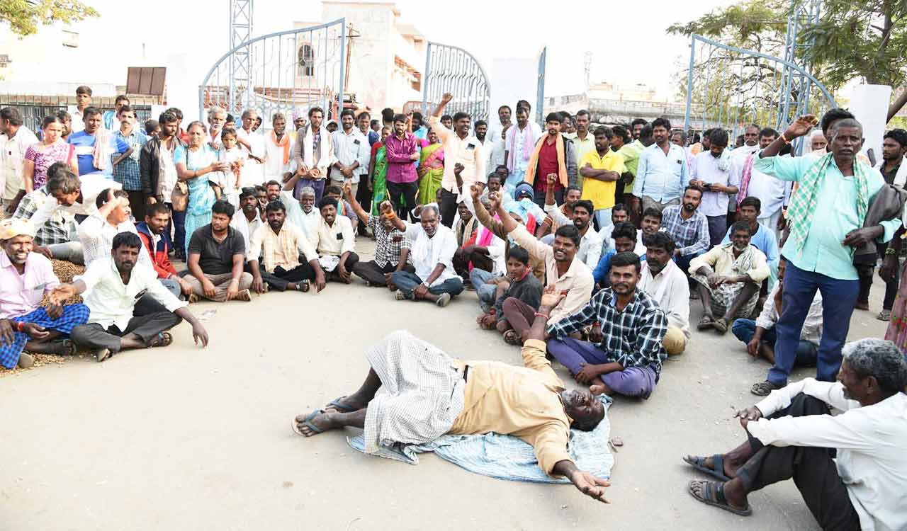 Mahabubnagar: Farmers protest groundnut price crash, squat on rail tracks in protest