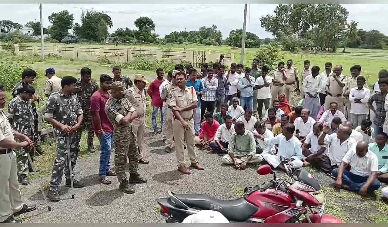 Tense situation at Bhongir collectorate as farmers denied permission to protest