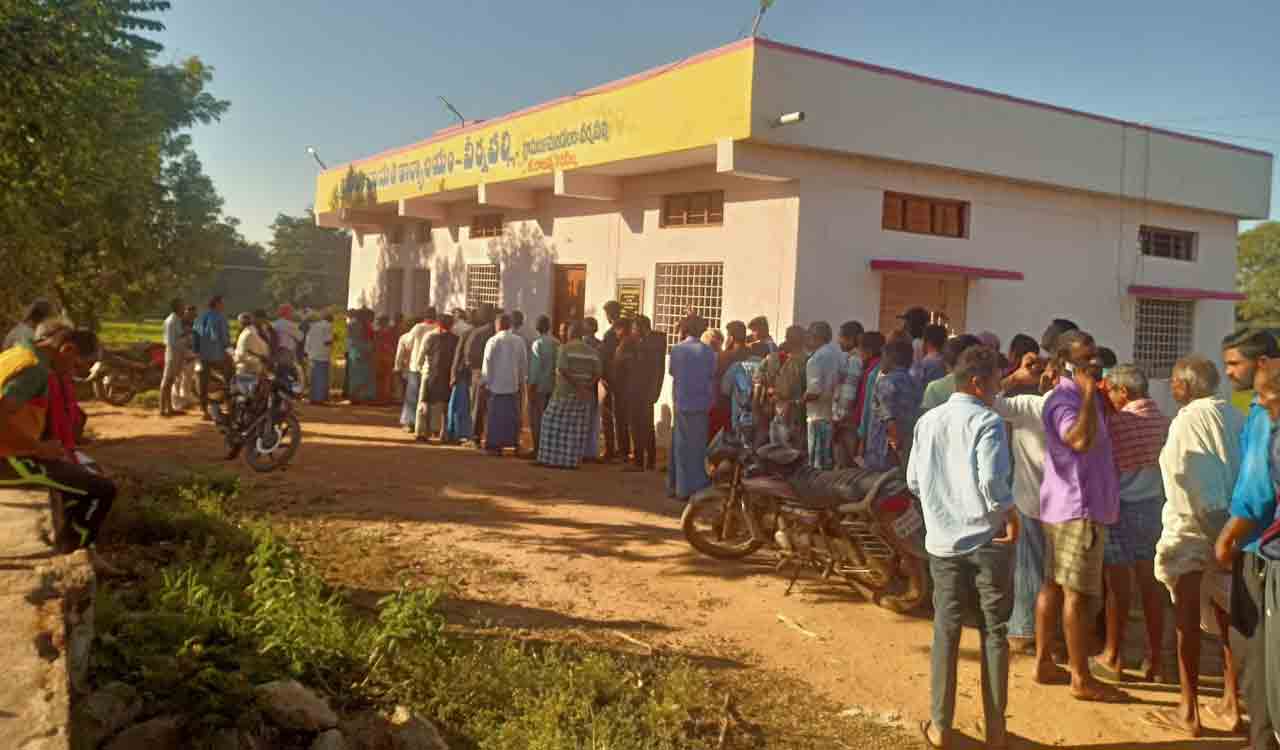 Farmers form serpentine queues as urea shortage hits Telangana’s Sircilla