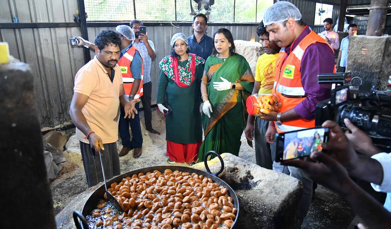 Mayor finds substandard food, unhygienic practices in surprise inspection in Kukatpally