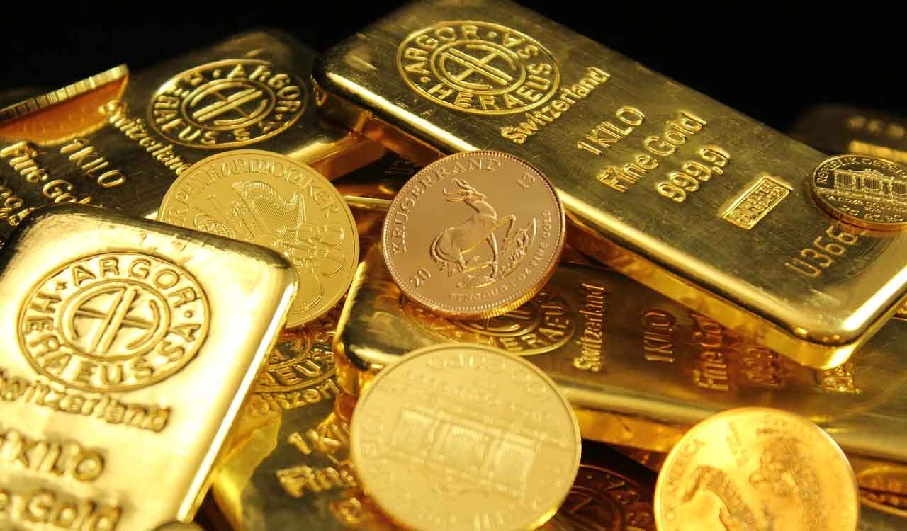 Gold prices touch record high, may continue to rise