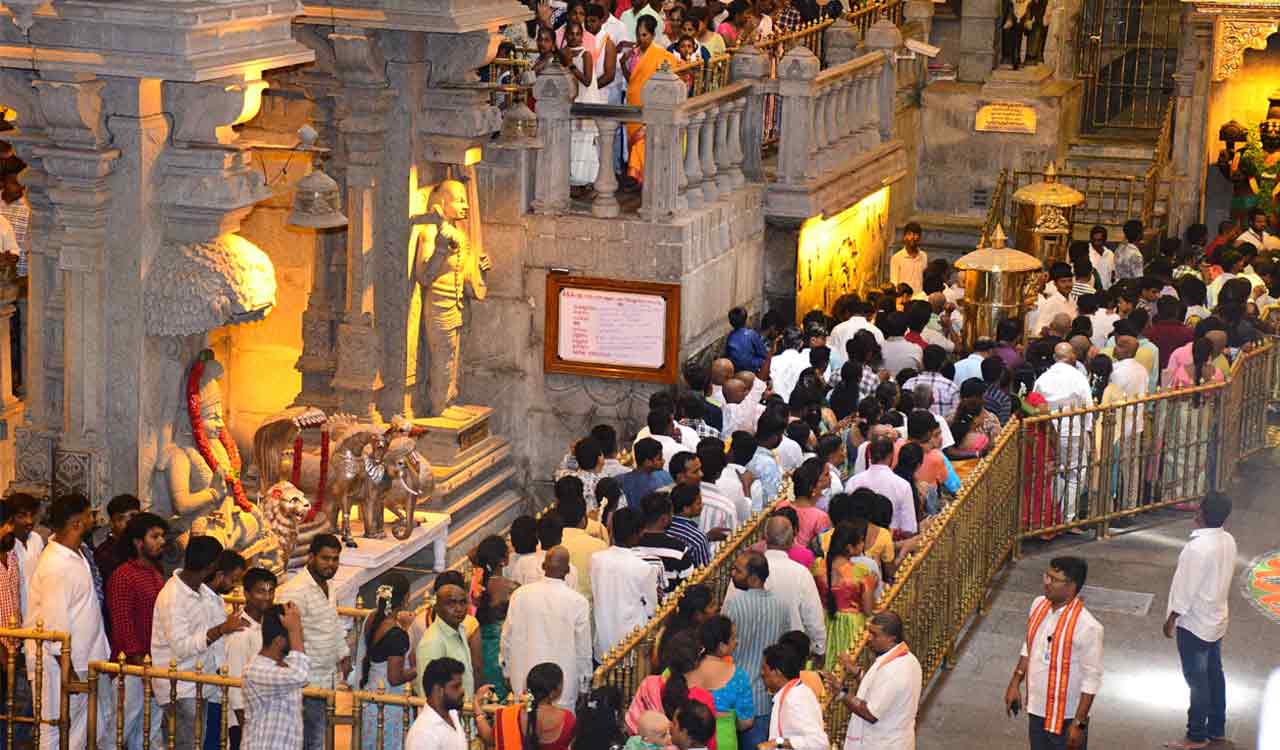 Hordes of devotees descend on Yadadri for Mukkoti festival