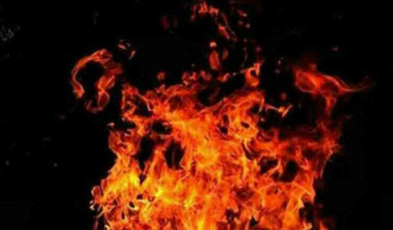 Hyderabad: Fire breaks out in van, 2 vehicles gutted