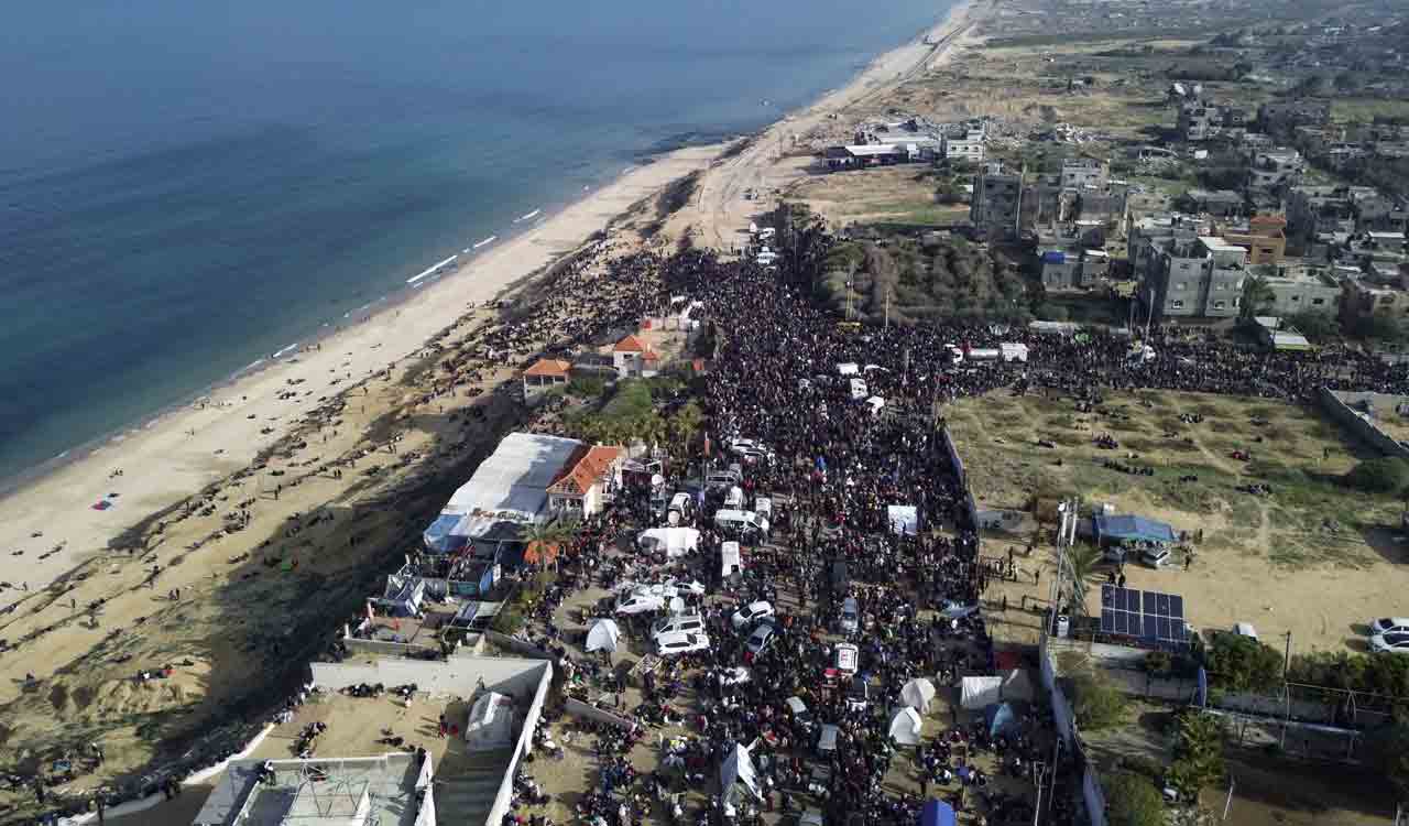 Israel stops thousands of Palestinians from returning home over ceasefire dispute with Hamas