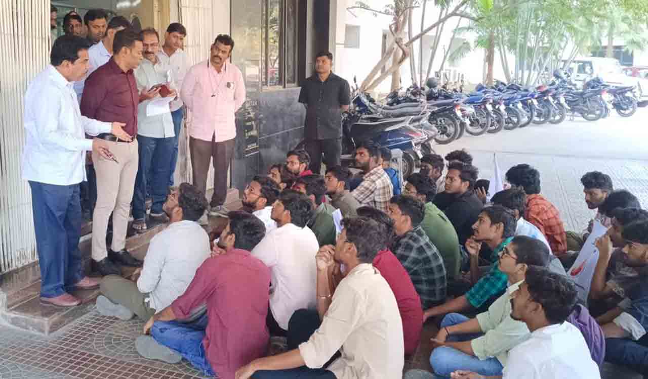 Hyderabad: JNTU-H students protest poor upkeep of boys’ hostel