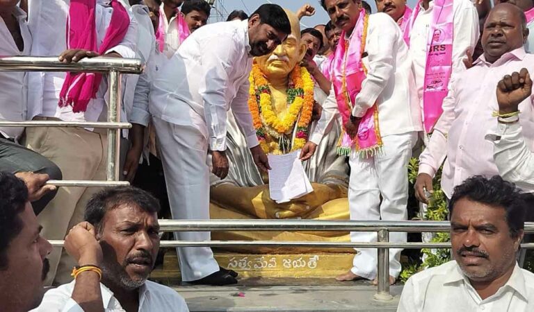 Nalgonda: BRS leaders observe Gandhi death anniversary highlighting unfulfilled promises of Congress