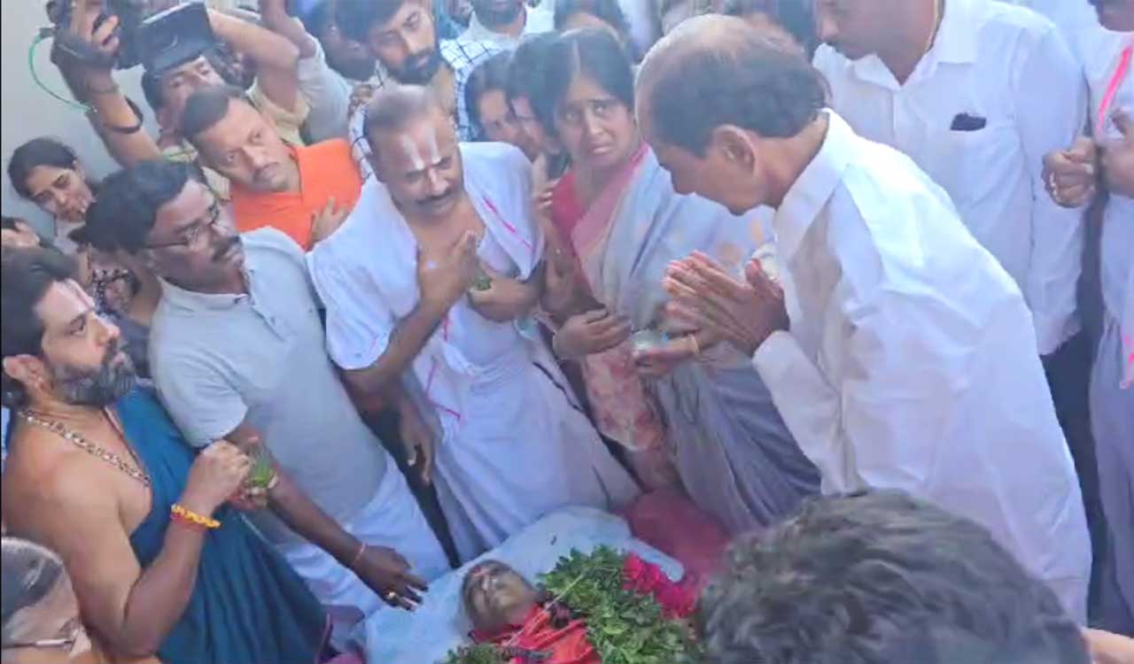 BRS chief Chandrashekhar Rao pays respects to his late sister