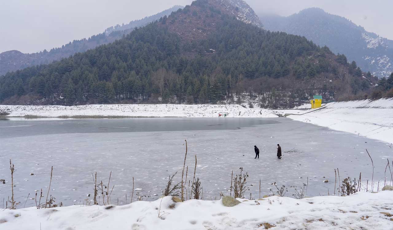 Fresh snowfall blankets Kashmir, reviving winter temperatures