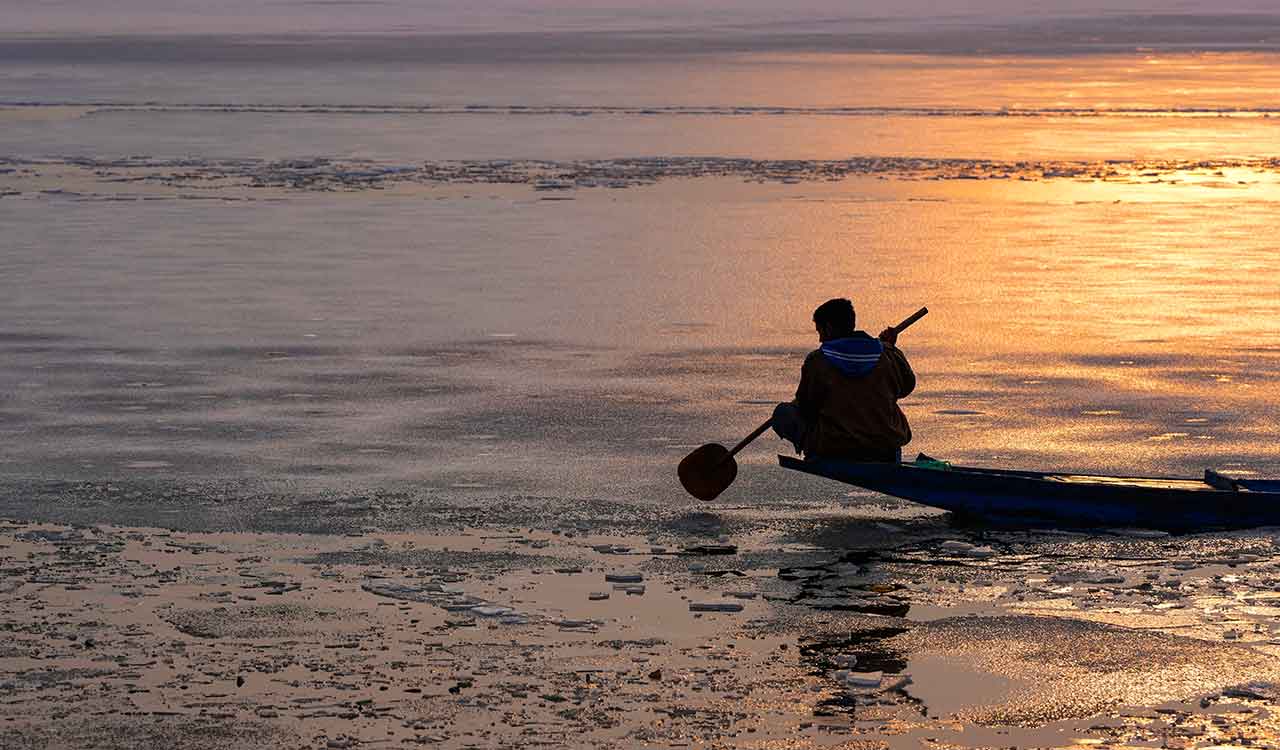 Kashmir valley freezes at minus 8.1 degrees Celsius