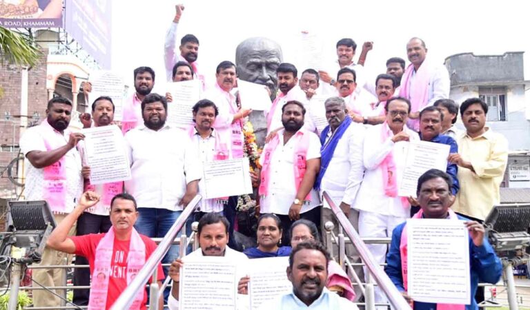 BRS leaders submitted a petition to Mahatma Gandhi statue in Khammam.