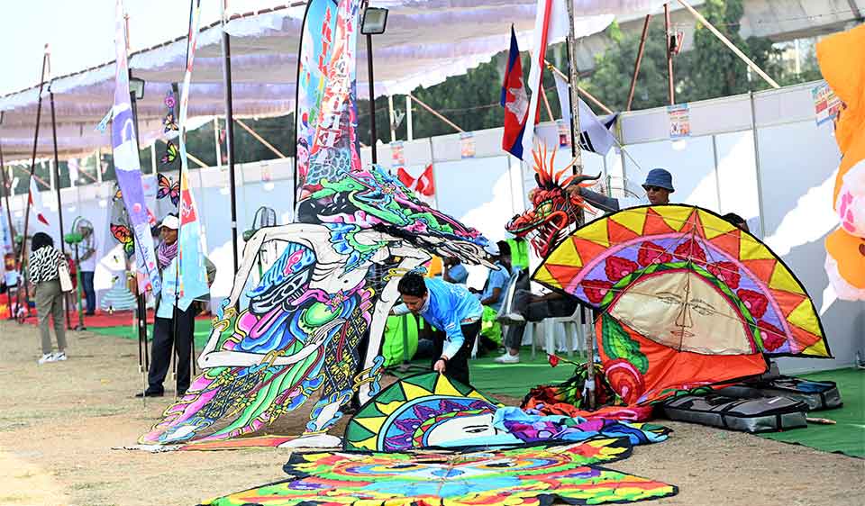 Skies of Hyderabad come alive at International Kites and Sweets festival