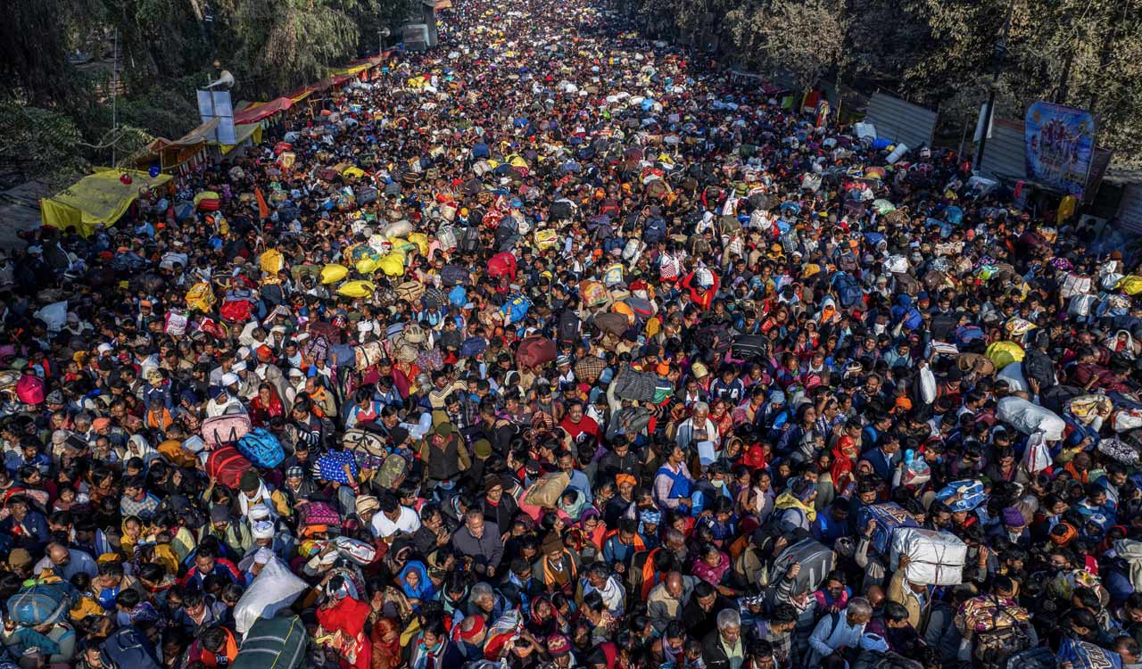 Over 5 cr devotees take holy dip in Sangam in a day ahead of Mauni Amavasya