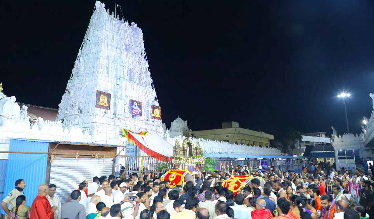 Mukkoti Ekadashi Devotees throng temples in KarimnagarTelangana Today