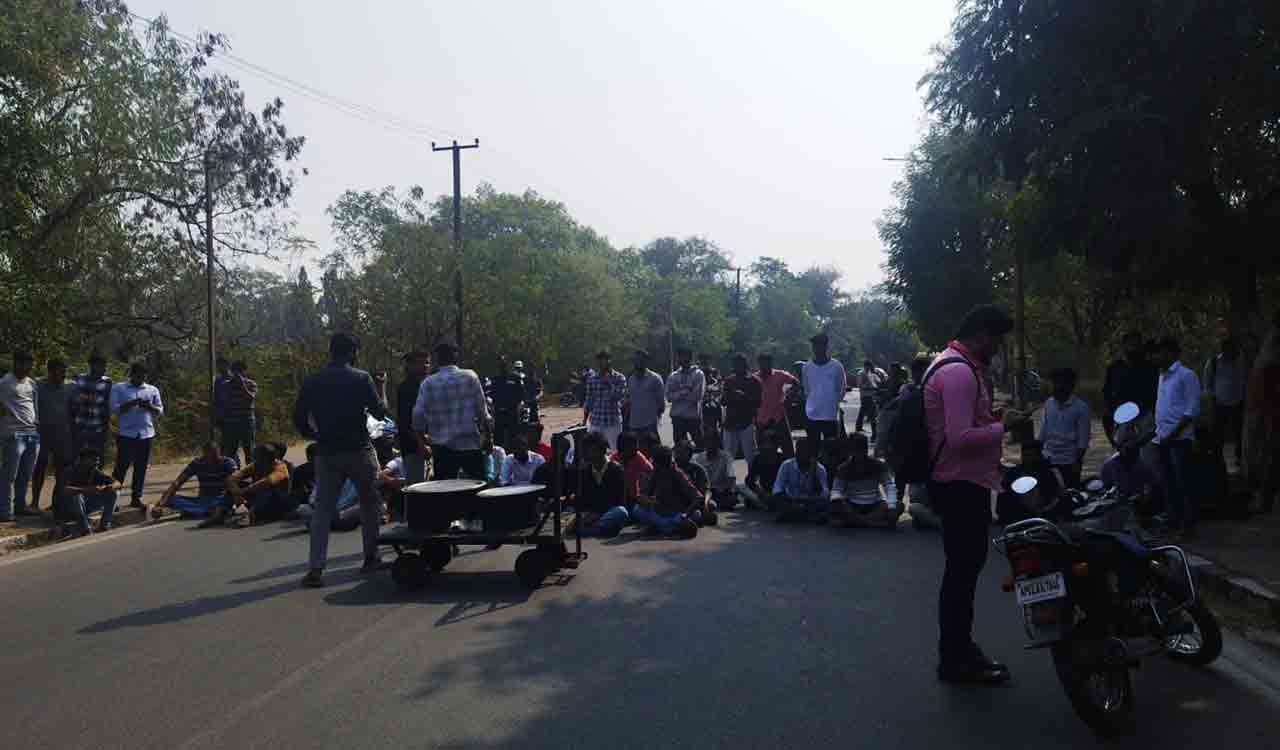 Osmania University’s Maneru hostel students protest substandard food