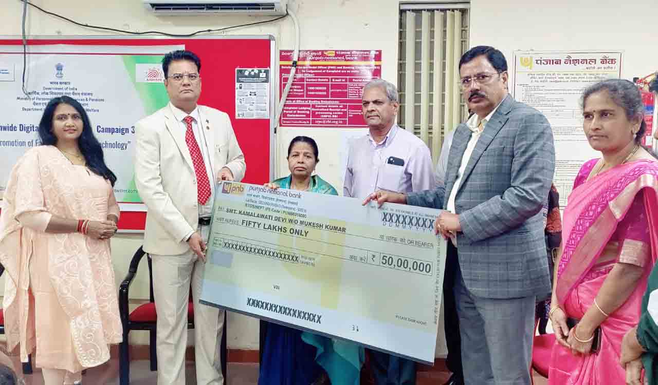 PNB gives Rs 50 lakh insurance cheque to late retired Armyman’s wife