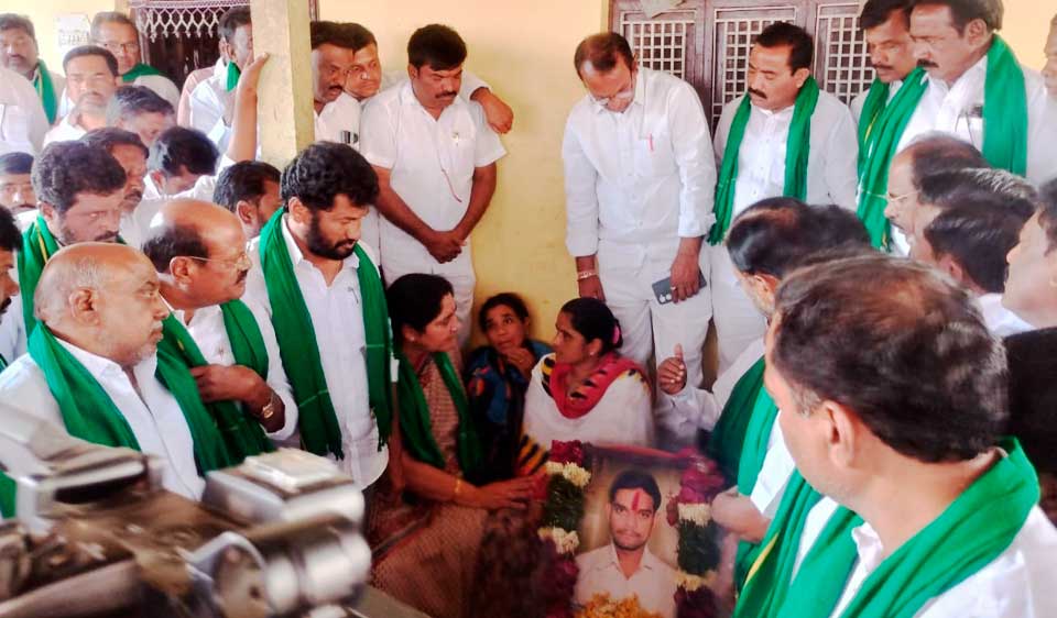 BRS panel led by S Niranjan Reddy visits kin of farmer who ended life in Adilabad