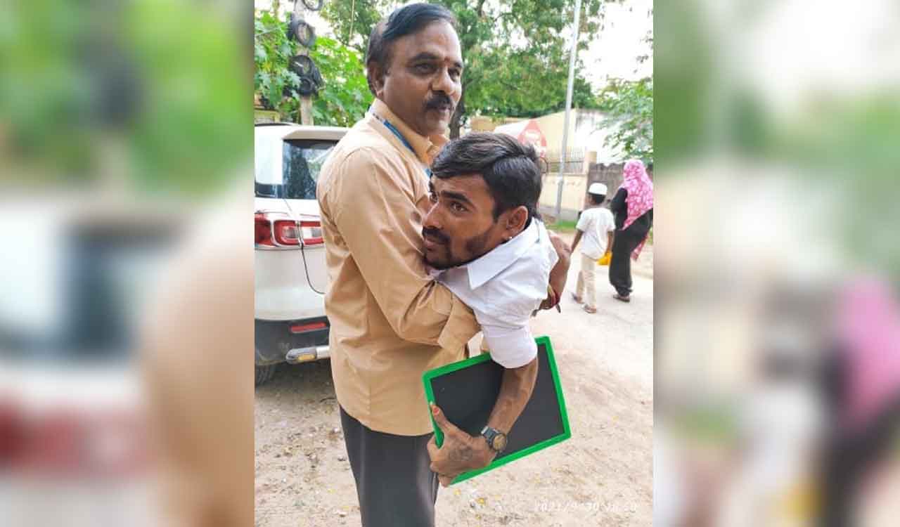 Arikepudi Raghu wins Governor’s Award for Excellence in helping differnetly-abled