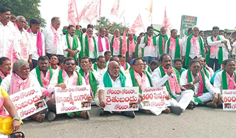 Police and BRS activists jostle each other in Adilabad