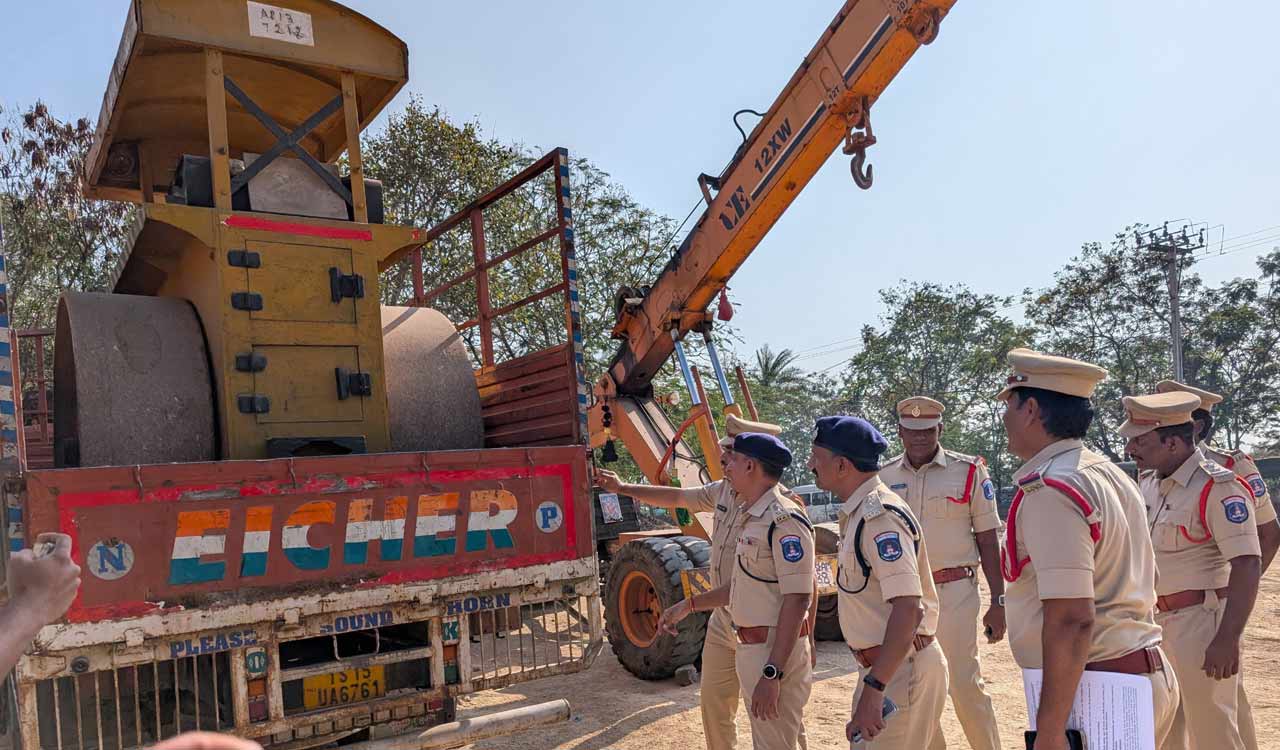 Hyderabad: Thieves steal road roller, caught while on their way to Maharashtra