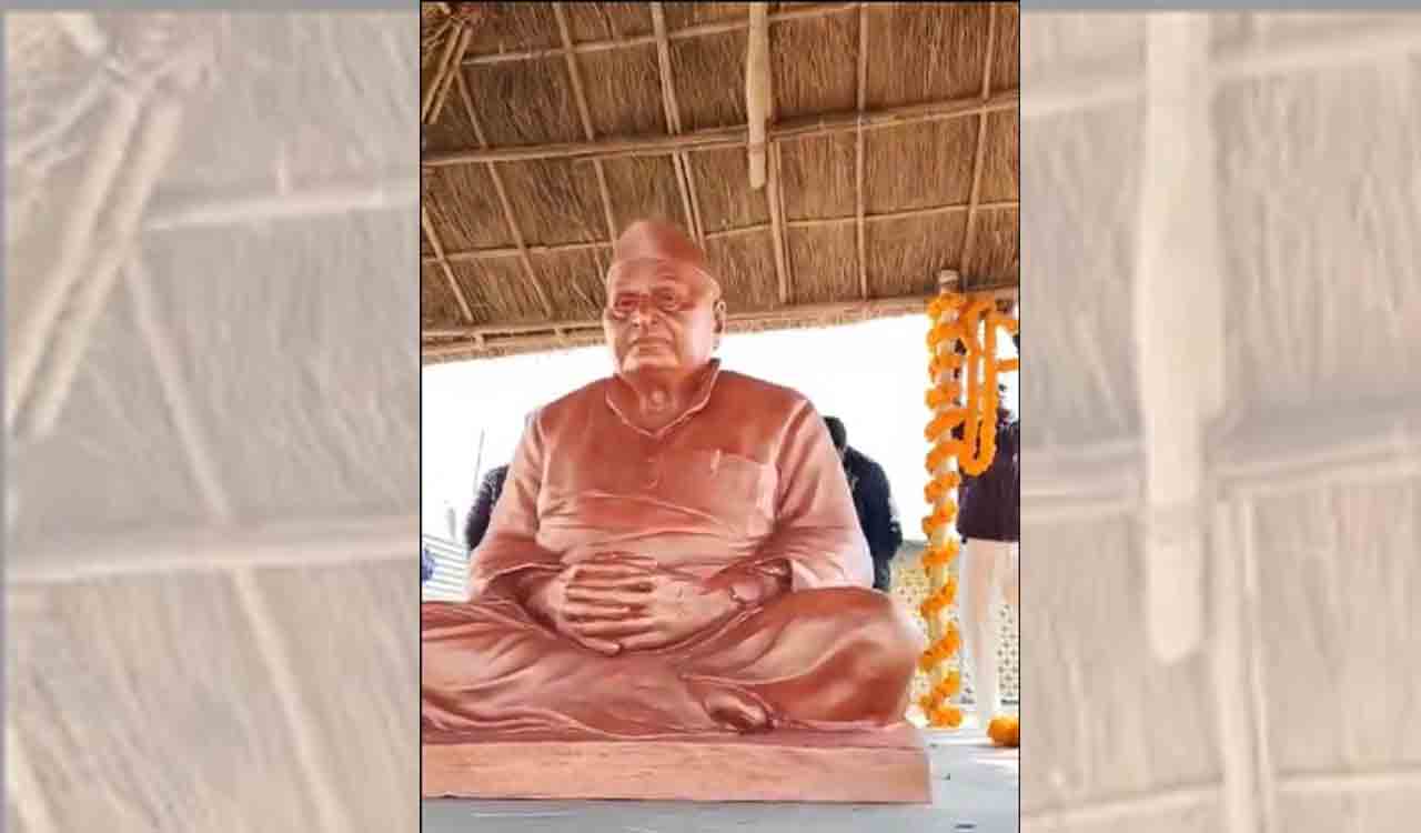 Installation of Mulayam Singh’s statue in Kumb Mela fair area sparks row