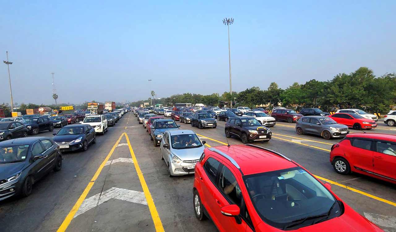 Sankranthi rush sees 900 vehicles crossing toll plaza every hour at Pantangi on Vijayawada Highway