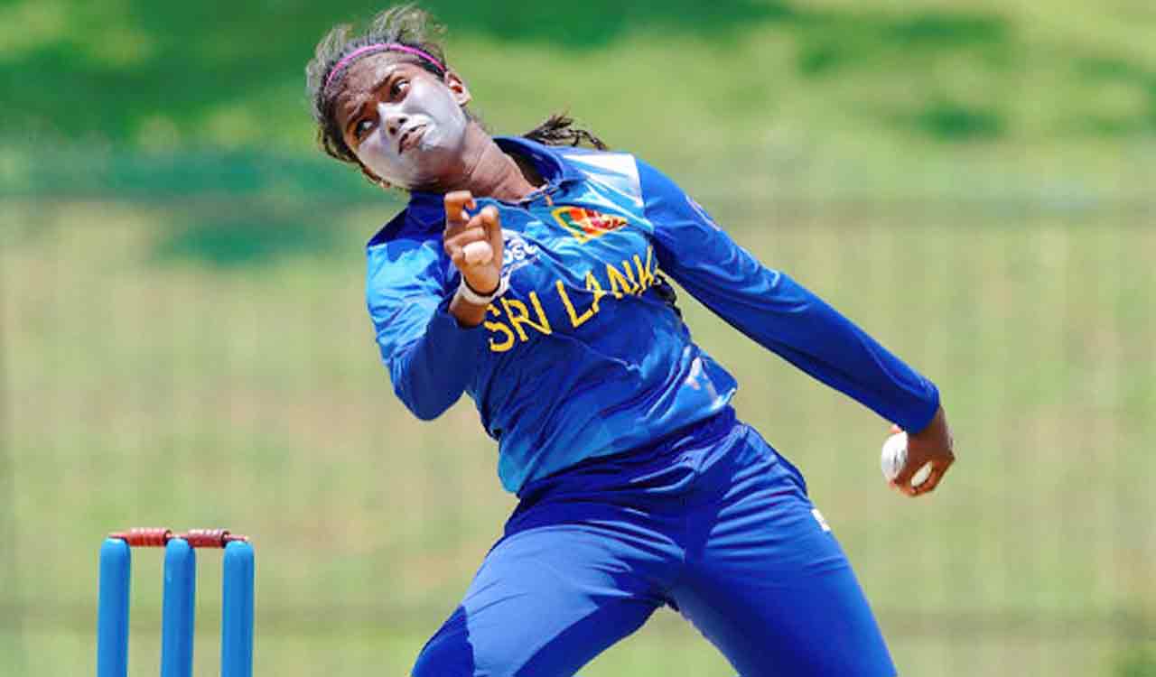 This Sri Lankan woman cricketer can bowl with both her hands
