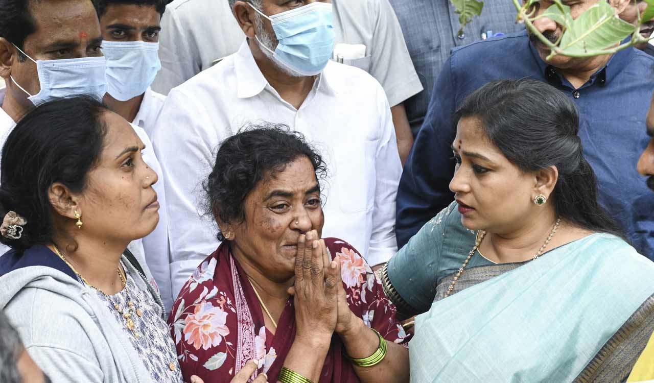 TTD hands over  cheques to devotees injured in Tirupati stampede