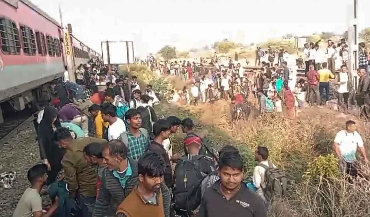 Jalgaon train accident: Toll rises to 13; 8 bodies identified